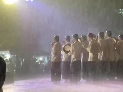 Viral Santri Bertahan Selawatan di Depan Masjid Kudus Saat Hujan Deras