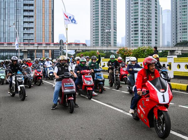 300 Peserta Ramaikan Parade Motor Listrik di Jakarta