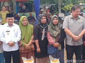 Cek Penyaluran Bantuan Pangan di Jambi, Airlangga: Ini Bantuan Pemerintah! Cek Penyaluran Bantuan Pangan di Jambi, Airlangga: Ini Bantuan Pemerintah!