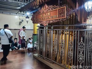 Melihat Makam Syekh Jumadil Kubro Semarang yang Mulai Ramai Peziarah Melihat Makam Syekh Jumadil Kubro Semarang yang Mulai Ramai Peziarah
