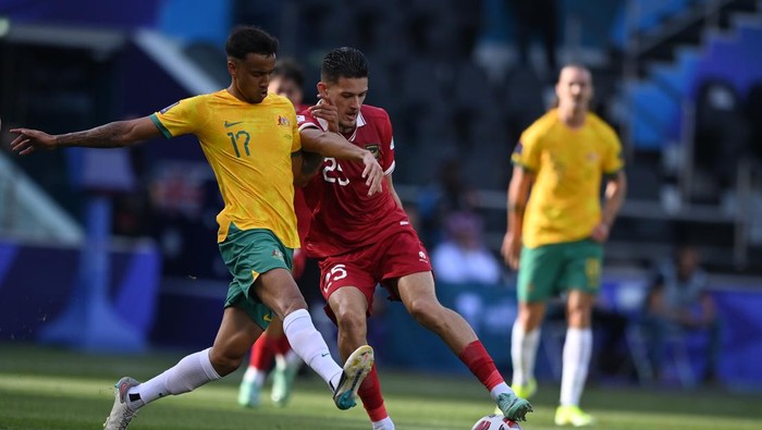 Pesepak bola Timnas Indonesia Asnawi Mangkualam (tengah) berebut bola dengan pesepak bola Timnas Australia Kye Rowles (kiri) dan Jackson Irvine (kanan) dalam pertandingan babak 16 besar Piala Asia 2023 di Stadion Jassim Bin Hamad, Doha, Qatar, Minggu (28/1/2024). ANTARAFOTO/Yusran Uccang/nym.