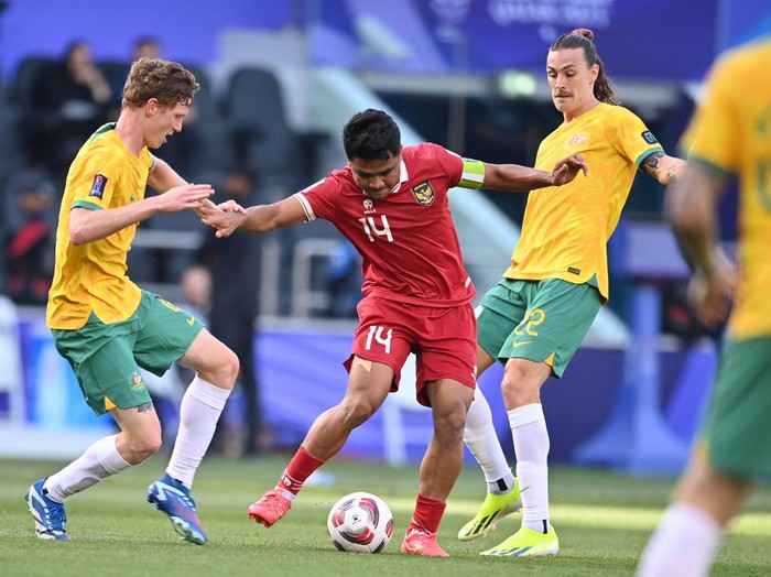 Pesepak bola Timnas Indonesia Asnawi Mangkualam (tengah) berebut bola dengan pesepak bola Timnas Australia Kye Rowles (kiri) dan Jackson Irvine (kanan) dalam pertandingan babak 16 besar Piala Asia 2023 di Stadion Jassim Bin Hamad, Doha, Qatar, Minggu (28/1/2024). ANTARAFOTO/Yusran Uccang/nym.