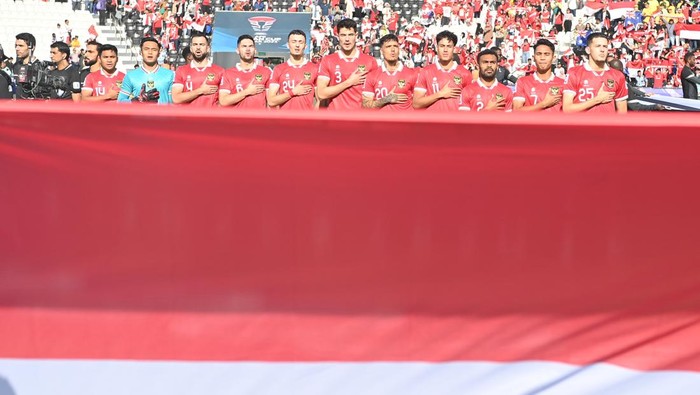 Pesepak bola Timnas Indonesia menyanyikan lagu kebangsaan sebelum melawan Timnas Austalia pada babak 16 besar Piala Asia 2023 di Stadion Jassim Bin Hamad, Doha, Qatar, Minggu (28/1/2024). ANTARAFOTO/Yusran Uccang/nym.