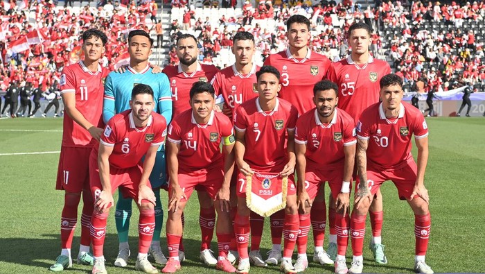 Pesepak bola Timnas Indonesia Marselino Ferdinan (kiri) berebut bola dengan pesepak bola Timnas Australia Keanu Baccus dalam pertandingan babak 16 besar Piala Asia 2023 di Stadion Jassim Bin Hamad, Doha, Qatar, Minggu (28/1/2024). ANTARAFOTO/Yusran Uccang/nym.