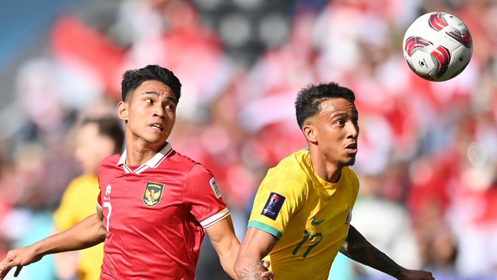 Pesepak bola Timnas Indonesia Marselino Ferdinan (kiri) berebut bola dengan pesepak bola Timnas Australia Keanu Baccus dalam pertandingan babak 16 besar Piala Asia 2023 di Stadion Jassim Bin Hamad, Doha, Qatar, Minggu (28/1/2024). ANTARAFOTO/Yusran Uccang/nym.