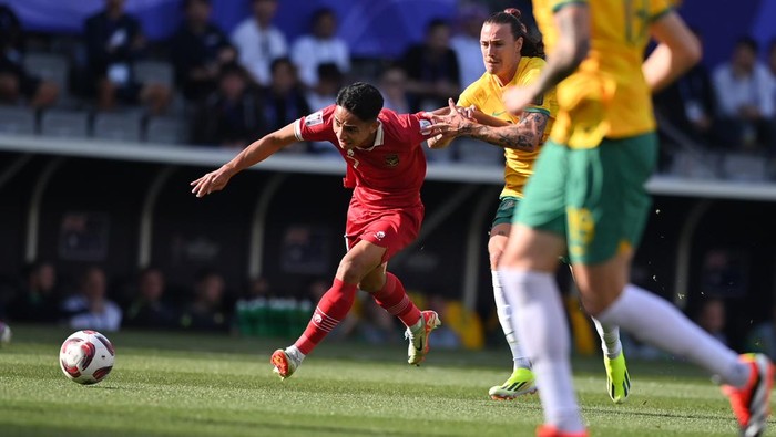Piala Asia: Indonesia lawan Australia Pesepak bola Timnas Indonesia Marselino Ferdinan (kiri) berebut bola dengan pesepak bola Timnas Australia Jackson Irvine dalam pertandingan babak 16 besar Piala Asia 2023 di Stadion Jassim Bin Hamad, Doha, Qatar, Minggu (28/1/2024). ANTARAFOTO/Yusran Uccang/nym.