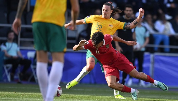 Pesepak bola Timnas Indonesia Asnawi Mangkualam (tengah) berebut bola dengan pesepak bola Timnas Australia Kye Rowles (kiri) dan Jackson Irvine (kanan) dalam pertandingan babak 16 besar Piala Asia 2023 di Stadion Jassim Bin Hamad, Doha, Qatar, Minggu (28/1/2024). ANTARAFOTO/Yusran Uccang/nym.