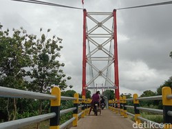 Berburu Konten, Ibu Muda di Indramayu Serbu Jembatan Gantung Krasak