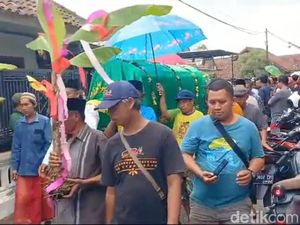 Korban Tewas Laka Maut Bus Ziarah Wali di Gresik Dimakamkan 1 Liang Lahad Korban Tewas Laka Maut Bus Ziarah Wali di Gresik Dimakamkan 1 Liang Lahad