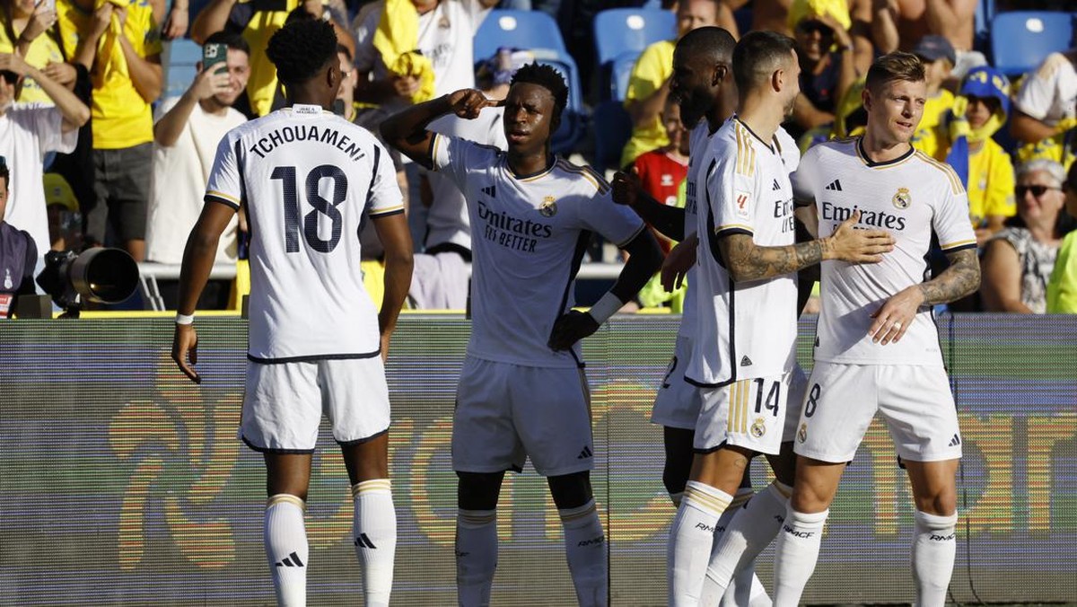 Tchouameni (kiri) dan Vinicius (tengah) menjadi pahlawan Madrid saat mengalahkan Las Palmas. Foto: REUTERS/BORJA SUAREZ