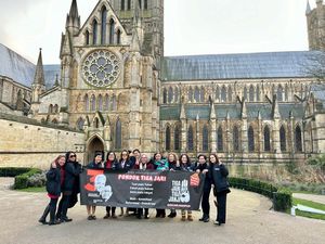 Relawan Gelar Touring 3 Jari se-Inggris Raya, Sosialisasi Ganjar-Mahfud Relawan Gelar Touring 3 Jari se-Inggris Raya, Sosialisasi Ganjar-Mahfud
