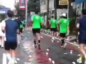 Heboh Sampah Berserakan di Jalan Pantai Losari, Pemkot Makassar Bersihkan Heboh Sampah Berserakan di Jalan Pantai Losari, Pemkot Makassar Bersihkan