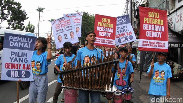 Seniman Angklung Jalanan Sosialisasi Pemilu Damai