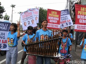 Seniman Angklung Jalanan Sosialisasi Pemilu Damai