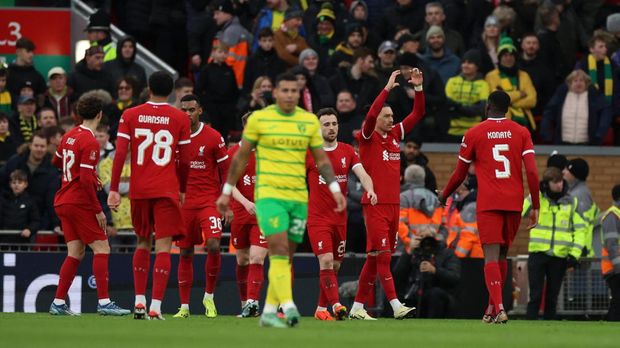Soccer Football -  FA Cup - Fourth Round - Liverpool v Norwich City - Anfield, Liverpool, Britain - January 28, 2024 Liverpool's Darwin Nunez celebrates scoring their second goal with teammates REUTERS/Phil Noble