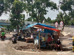 Jembatan Gantung Krasak Jadi Berkah Bagi Yono Penjual Bakso