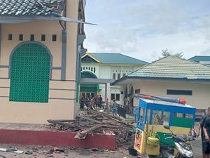 Tragis 5 Warga Tertimpa Atap Menara Masjid Agung Takalar Saat Makan Bakso Tragis 5 Warga Tertimpa Atap Menara Masjid Agung Takalar Saat Makan Bakso