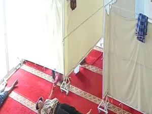 Viral! Wanita Merangkak Curi HP Jemaah Masjid di Purwakarta