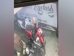 Terekam CCTV! Aksi Emak-emak Curi Motor di Salon di Palembang