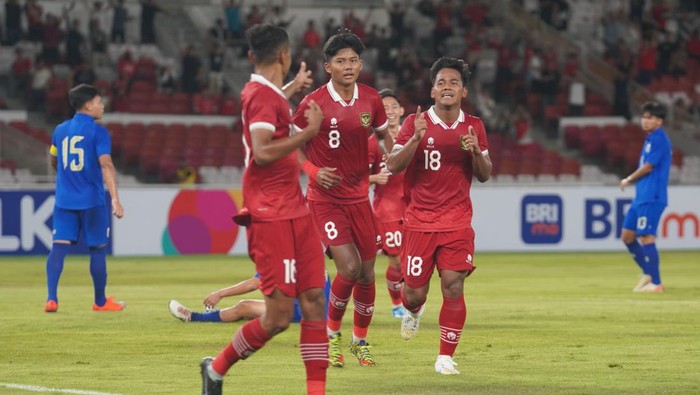 Gelandang Persebaya Surabaya Toni Firmansyah tampil apik dalam debutnya bersama Timnas Indonesia U-20. Toni mencetak satu-satunya gol Indonesia ke gawang Thailand. Dia mengaku bersyukur bisa mencatatkan namanya di papan skor.