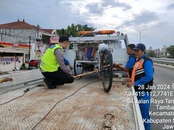 Duh! Ada Becak Nyelonong Masuk Tol Juanda, Lawan Arus Lagi