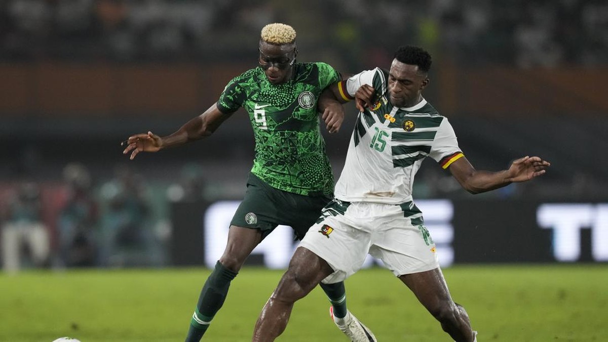 Bintang Nigeria Victor Osimhen (hijau) kala membantu timnya mengatasi Kamerun di babak 16 besar Piala Afrika 2023. (Foto: AP/Sunday Alamba)