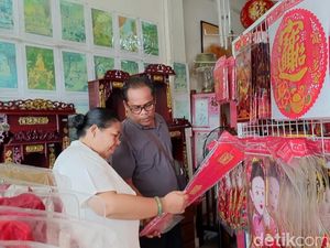 Warga Bali Mulai Berburu Pernak-pernik Imlek