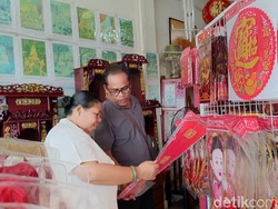 Warga Bali Mulai Berburu Pernak-pernik Imlek