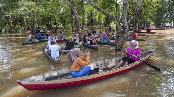 Menikmati Wisata Pasar Apung saat Banjir di Muaro Jambi