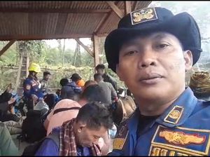 Momen Evakuasi 13 Orang Tersesat di Gunung Gede Pangrango Momen Evakuasi 13 Orang Tersesat di Gunung Gede Pangrango