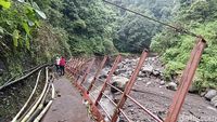 Diterjang Banjir dan Longsor Jalur Wisata Air Terjun Madakaripura Putus