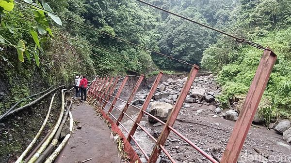 Diterjang Banjir dan Longsor Jalur Wisata Air Terjun Madakaripura Putus