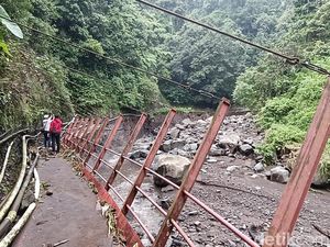 Diterjang Banjir dan Longsor Jalur Wisata Air Terjun Madakaripura Putus Diterjang Banjir dan Longsor Jalur Wisata Air Terjun Madakaripura Putus