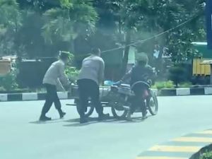 Pulang Cek Kantor KPU, AKBP Dhovan Dorong Becak Mogok di Dumai