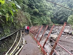 Diterjang Longsor dan Banjir, Jalur Wisata Air Terjun Madakaripura Ditutup