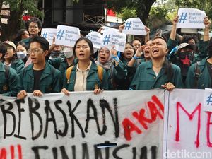 Protes Bayar UKT Via Pinjol, Mahasiswa ITB Geruduk Gedung Rektorat Protes Bayar UKT Via Pinjol, Mahasiswa ITB Geruduk Gedung Rektorat