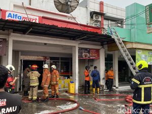 Minimarket di Kalibutuh Surabaya Terbakar Diduga karena Korsleting Listrik Minimarket di Kalibutuh Surabaya Terbakar Diduga karena Korsleting Listrik