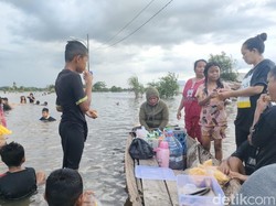 Banjir Jadi Wahana Wisata Renang Dadakan Anak-anak Keramasan Palembang