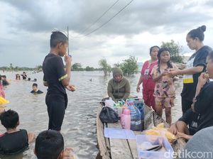 Banjir Jadi Wahana Wisata Renang Dadakan Anak-anak Keramasan Palembang Banjir Jadi Wahana Wisata Renang Dadakan Anak-anak Keramasan Palembang