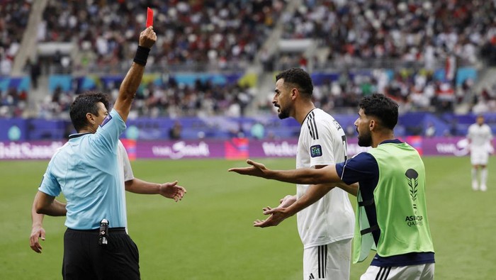 Soccer Football - AFC Asian Cup - Round of 16 - Iraq v Jordan - Khalifa International Stadium, Al Rayyan, Qatar - January 29, 2024 Iraqs Ayman Hussein is shown a red card by referee Alireza Faghani REUTERS/Thaier Al-Sudani