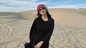 Foto: Cantiknya Azizah Salsha Bersorban di Gurun Pasir Qatar