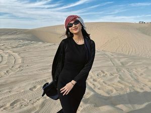 Foto: Cantiknya Azizah Salsha Bersorban di Gurun Pasir Qatar