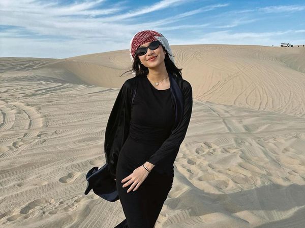 Foto: Cantiknya Azizah Salsha Bersorban di Gurun Pasir Qatar