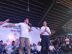 Sentilan Cak Imin ke Luhut Sambil Gandeng Tom Lembong