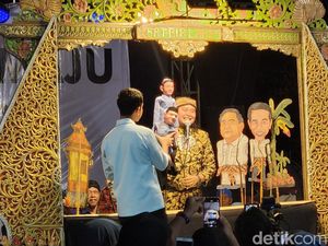 Gibran Nonton Wayang Karakter Jokowi & Prabowo Bareng Warga Brebes