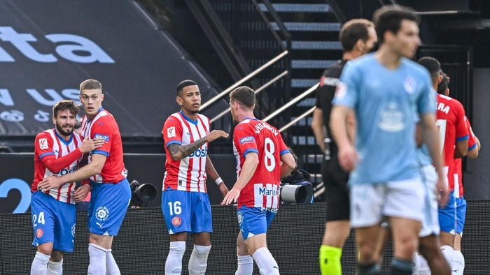VIGO, SPAIN - JANUARY 28: Cristián Portu of Girona FC celebrates with teammates after scores their team first goal during the LaLiga EA Sports match between Celta Vigo and Girona FC at Estadio Balaidos on January 28, 2024 in Vigo, Spain. (Photo by Octavio Passos/Getty Images)