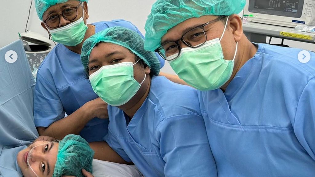 8 Foto Cesen Istri Marshel Widianto Lahiran Anak ke-2, Paras Bayinya Disorot 8 Foto Cesen Istri Marshel Widianto Lahiran Anak ke-2, Paras Bayinya Disorot