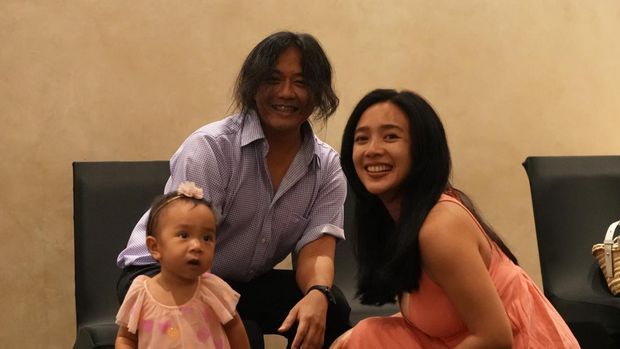 Dea Ananda bersama anak dan suaminya.