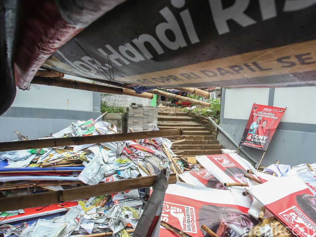 Dicopot Satpol PP, Ribuan APK Ditumpuk di Sini Dicopot Satpol PP, Ribuan APK Ditumpuk di Sini