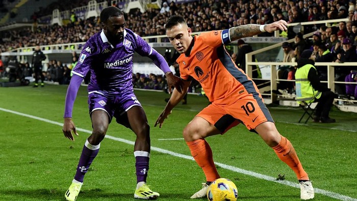 Soccer Football - Serie A - Fiorentina v Inter Milan - Stadio Artemio Franchi, Florence, Italy - January 28, 2024 Inter Milans Lautaro Martinez in action with Fiorentinas Jonathan Ikone REUTERS/Jennifer Lorenzini